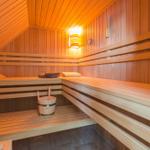 Sauna mit Holzbanken, Eimer und Handtuch