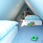 Zimmer mit zwei Betten, blauer Wandfarbe und Spielzeug auf dem Boden.