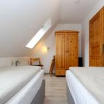 Schlafzimmer mit zwei Einzelbetten