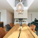 Esstisch und Kamin