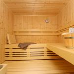 Sauna mit Holzbank, Eimer und Handtuch