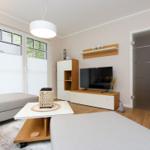 Wohnzimmer mit Sofa, TV und Fenster