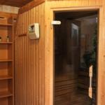 Holzsauna mit Glasfront und Ablage für Saunastoffe