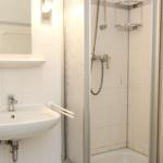 Badezimmer mit Dusche und Waschbecken