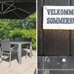 Terrasse mit Tisch und Stühlen unter Sonnenschutz. Holztür mit Schild: Velkommen i sommerhuset.