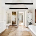 Badezimmer mit Badewanne, Waschmaschine, Dusche und Toilette