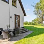 Haus mit Terrasse, Garten und Blick auf Wasser