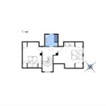 Erster Stock mit Schlafzimmer, Bad und Treppe. Raumplan mit Orientierung.