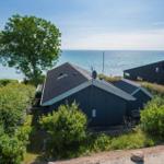 Haus mit Blick auf Meer und Bäume