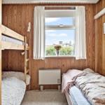 Zimmer mit Doppelbett, Etagenbett und Fenster mit Blick.
