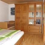 Schlafzimmer Kinderbett u. Schrank