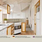 Küche mit Arbeitsplatte, Herd und Kühlschrank. Holz- und weiße Schränke. Fenster mit Jalousie.