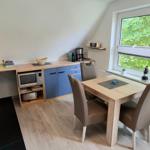 Küchenzeile mit  Sitzecke.
Kaffeekapselmaschine, Kaffeefiltermaschine, Wasserkocher,Eierkocher,Toaster,Back-Mikro- Combi.
LAN Radio.