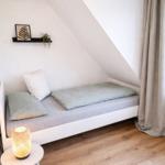 Durchgangszimmer zum Kinderzimmer mit Einzelbett...