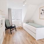 Kinderzimmer mit ausziehbarem Bett...