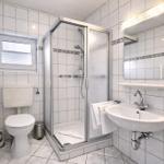 Badezimmer mit Dusche...
