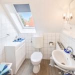 Badezimmer mit Dusche und Toilette...