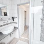 Badezimmer mit Dusche ...