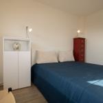 Schlafzimmer mit Bett, Schrank und Tisch