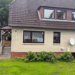 Haus mit Dachfenstern, Satellitenantenne und Garten