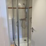 Duschkabine mit Glaswand und Handbrause