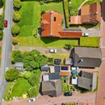 Luftbild von Häusern mit Gärten und Solaranlagen
