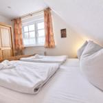 Schlafzimmer mit Schrank und Fenster...