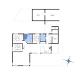 Dieses Haus hat zwei Schlafzimmer, eine Küche und einen Carport.
