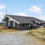 Schwarzes Ferienhaus mit Terrasse und Strandnähe