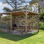 Holzüberdachung mit Tisch, Stühlen und Grill im Garten