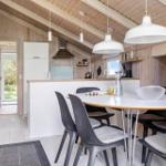 Essbereich mit Tisch und Stühlen, Küchenzeile und Holzdecke