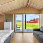 Schlafzimmer mit Blick auf roten Schuppen und Grasflächen