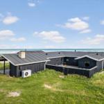 Moderne Strandhaus mit Terrasse und Blick auf das Meer