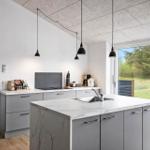 Moderne Küche mit Arbeitsplatz, Spüle und Fenster zum Garten