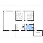 Wohnung mit zwei Schlafzimmern, Küche und Bad. Außenbereich mit Skur/Schuppen.