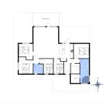 Wohnung mit vier Schlafzimmern, Küche, Sauna und überdachter Terrasse.