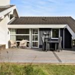 Terrasse mit Sitzgruppe, Grill und Blick in das Haus.