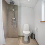 Bad mit Dusche, Toilette und Fenster