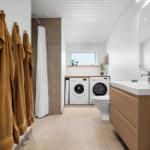 Badezimmer mit Waschmaschine, Trockner und Waschtisch