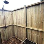Außen-Dusche mit Holzwand und Dachrinne