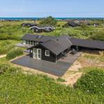 Schwarzes Ferienhaus mit Terrasse und Blick aufs Meer
