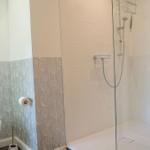 Bad mit Dusche und Toilette, Wand mit floraler Tapete