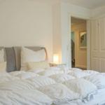 Schlafzimmer mit Doppelbett, Nachttisch und Kleiderschrank.