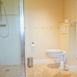Badezimmer mit Dusche, WC und Waschtisch.