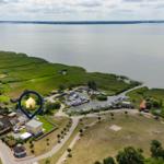 Haus am Ufer mit Hafen und Blick auf das Wasser