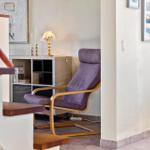 Loungebereich mit Stuhl, Beistelltisch und Lampe