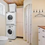 Wohnung mit Waschmaschine, Trockner, Toilette und Garderobe.