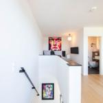 Haus mit Treppenhaus, Wandbildern und Blick in Bad und Schlafzimmer