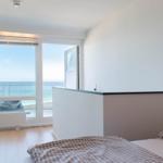 Schlafzimmer mit Blick auf das Meer und Balkon.