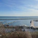 Hafen mit Booten und Blick auf das Meer.